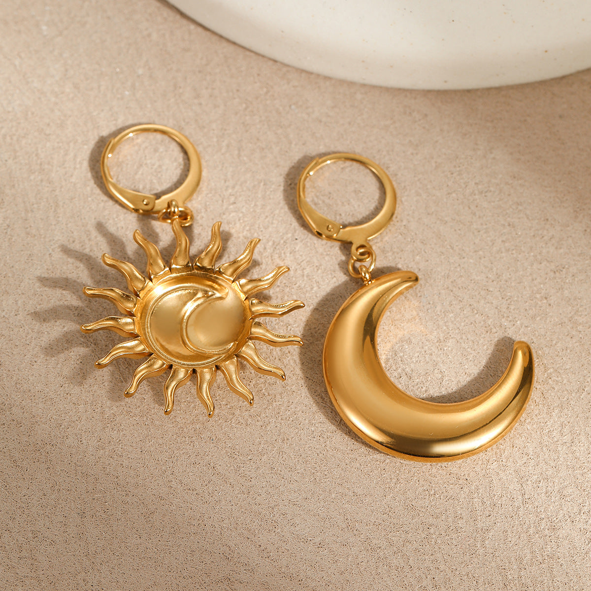 French-style retro titanium earring, high-end feel, geometric moon and sun earring, ear accessory