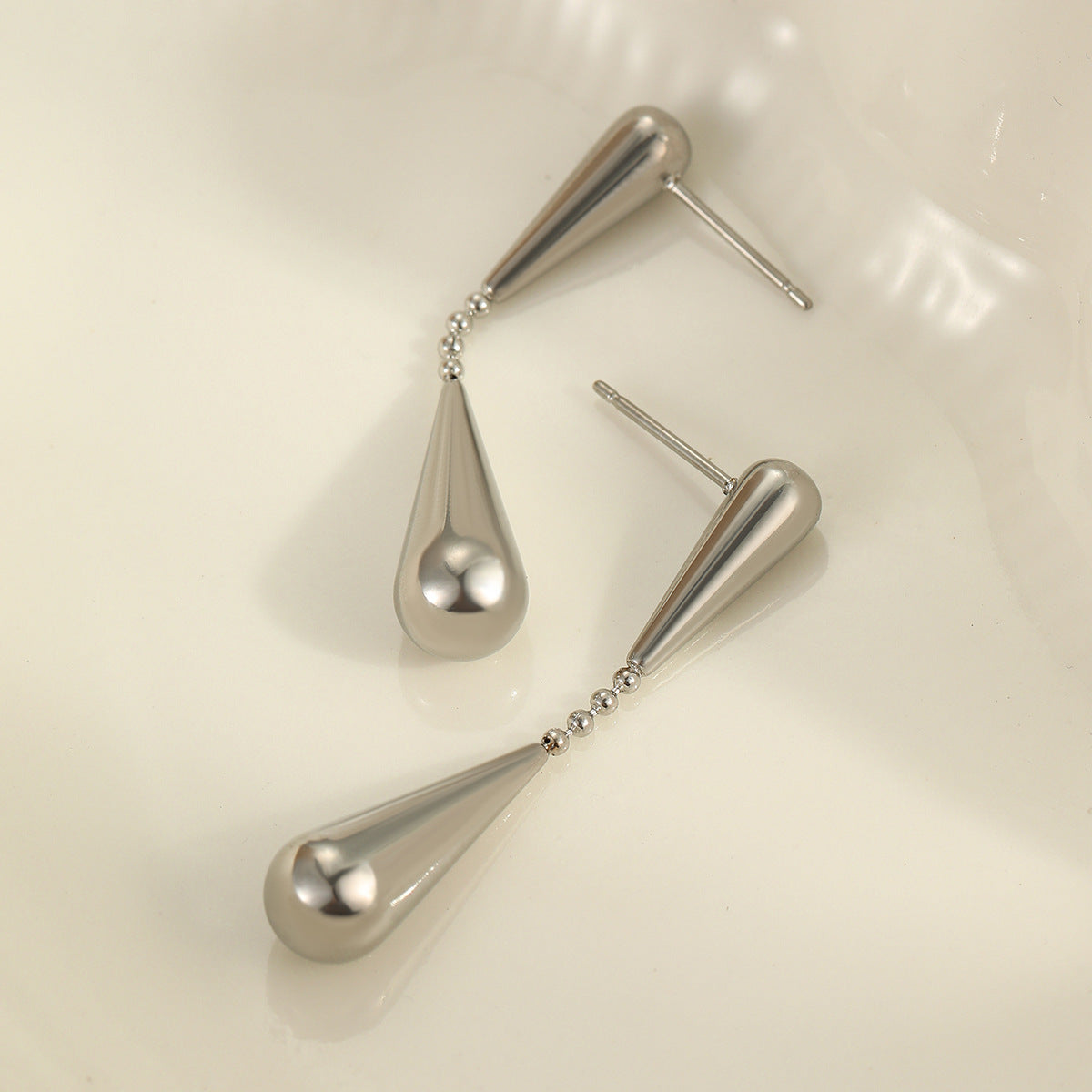 Geometric water drop design-oriented, niche-targeted earrings