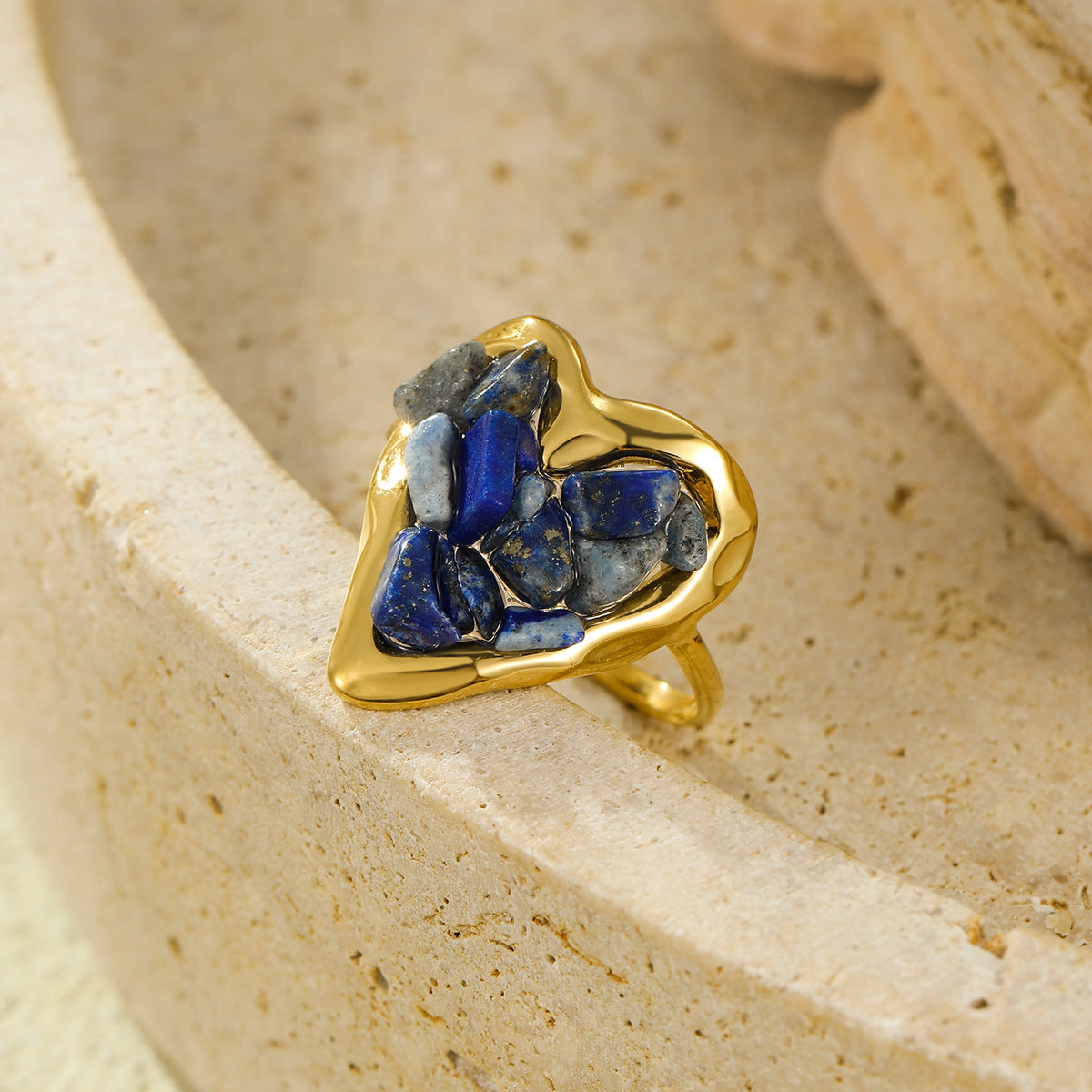 Simple yet elegant 18K gold-plated heart-shaped ring with natural stone inlays