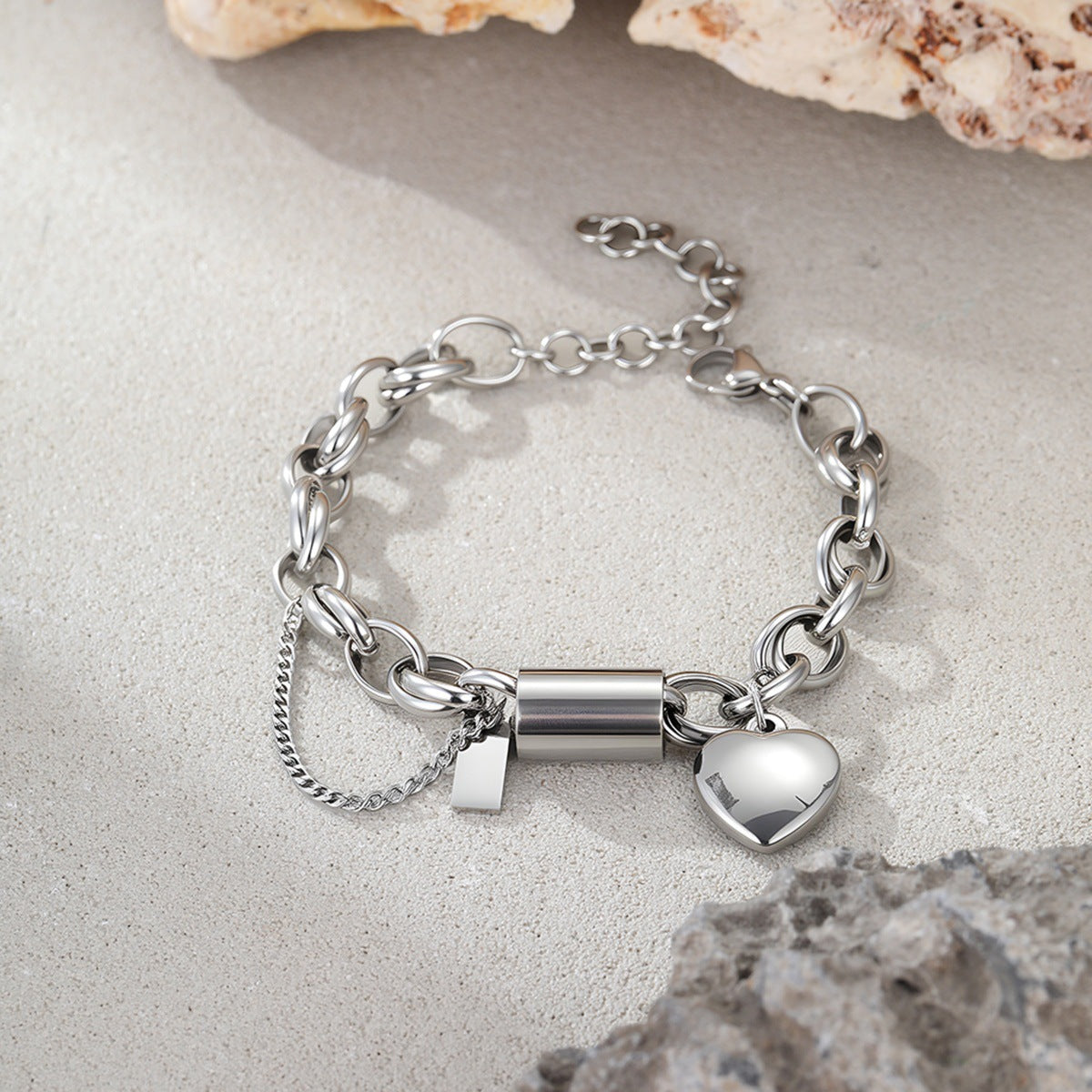 Heart-shaped pendant chain bracelet