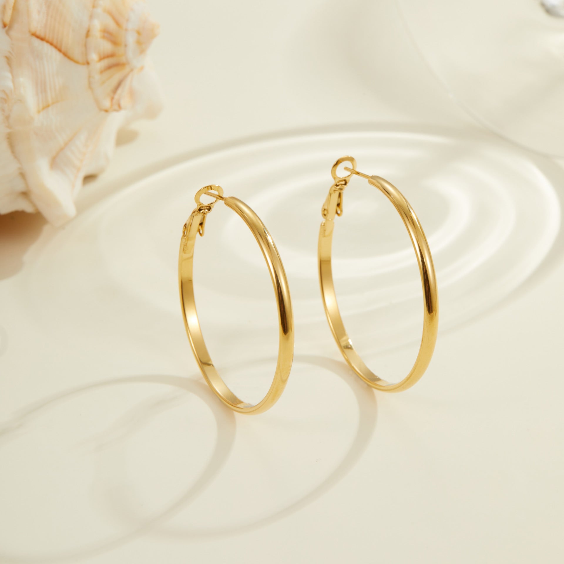 Fashionable and trendy large C-shaped earring earrings made of stainless steel