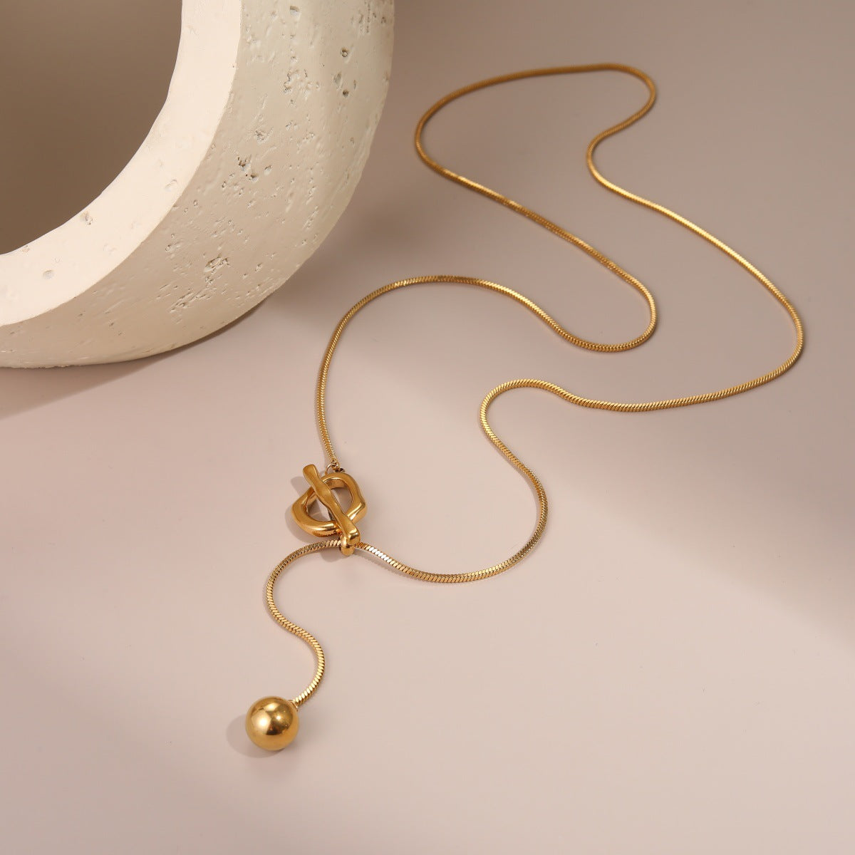 Geometric circular pendant necklace