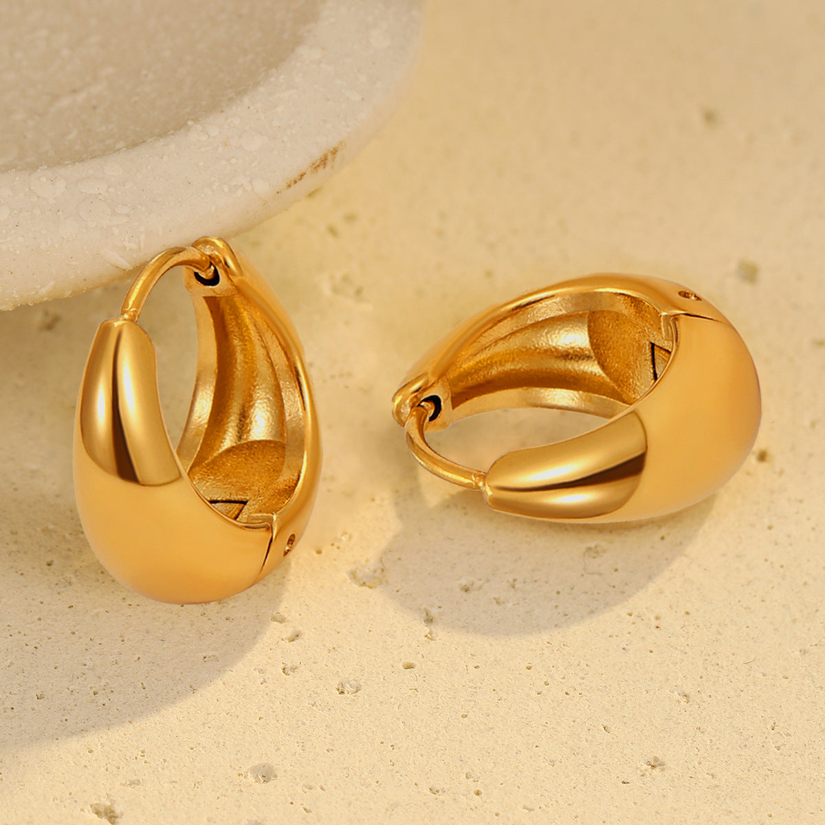 New earring design: high-end, niche, fashionable, versatile, and retro-inspired ear accessories.