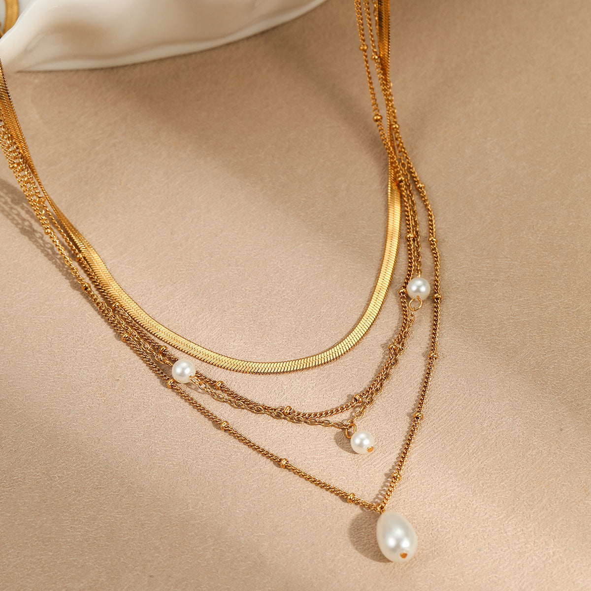 Waterdrop-inspired pearl-like tassel pendant layered necklace