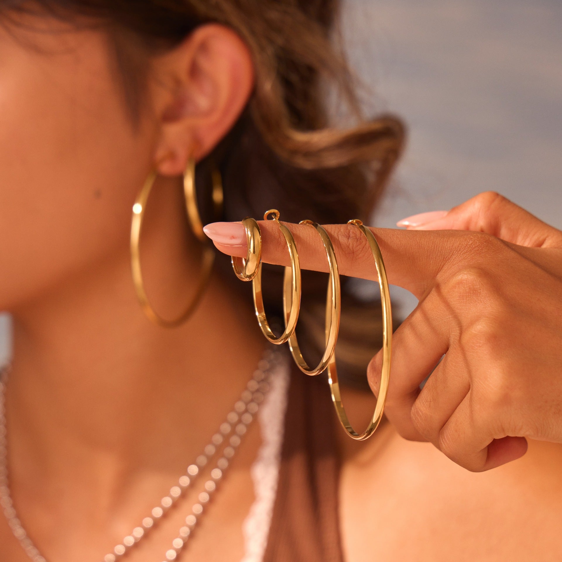 Fashionable and trendy large C-shaped earring earrings made of stainless steel