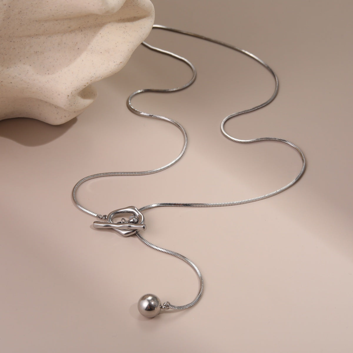 Geometric circular pendant necklace