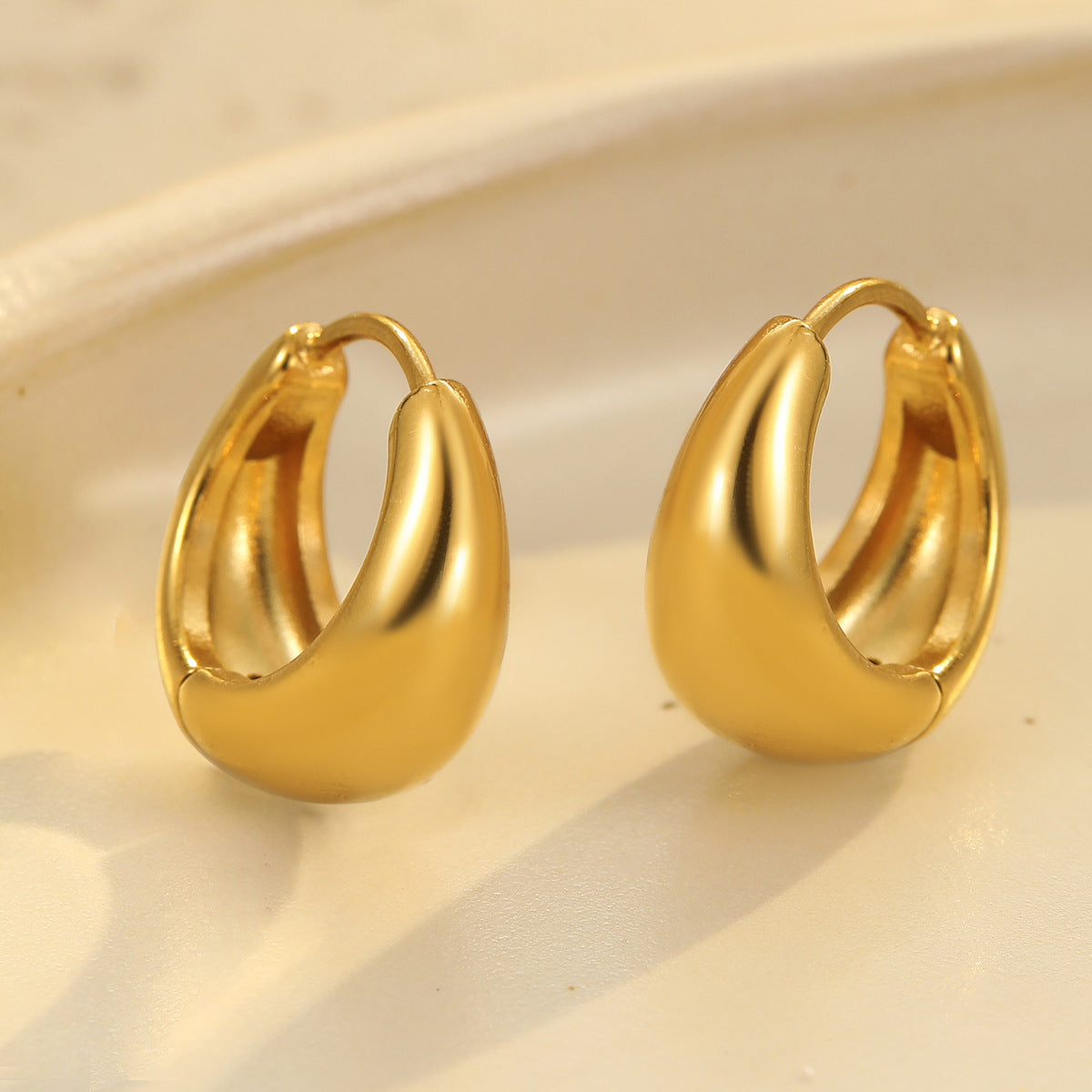 New earring design: high-end, niche, fashionable, versatile, and retro-inspired ear accessories.
